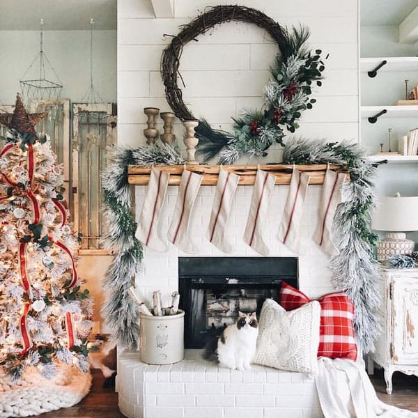 On-budget Farmhouse Christmas Decor Ideas (2021)